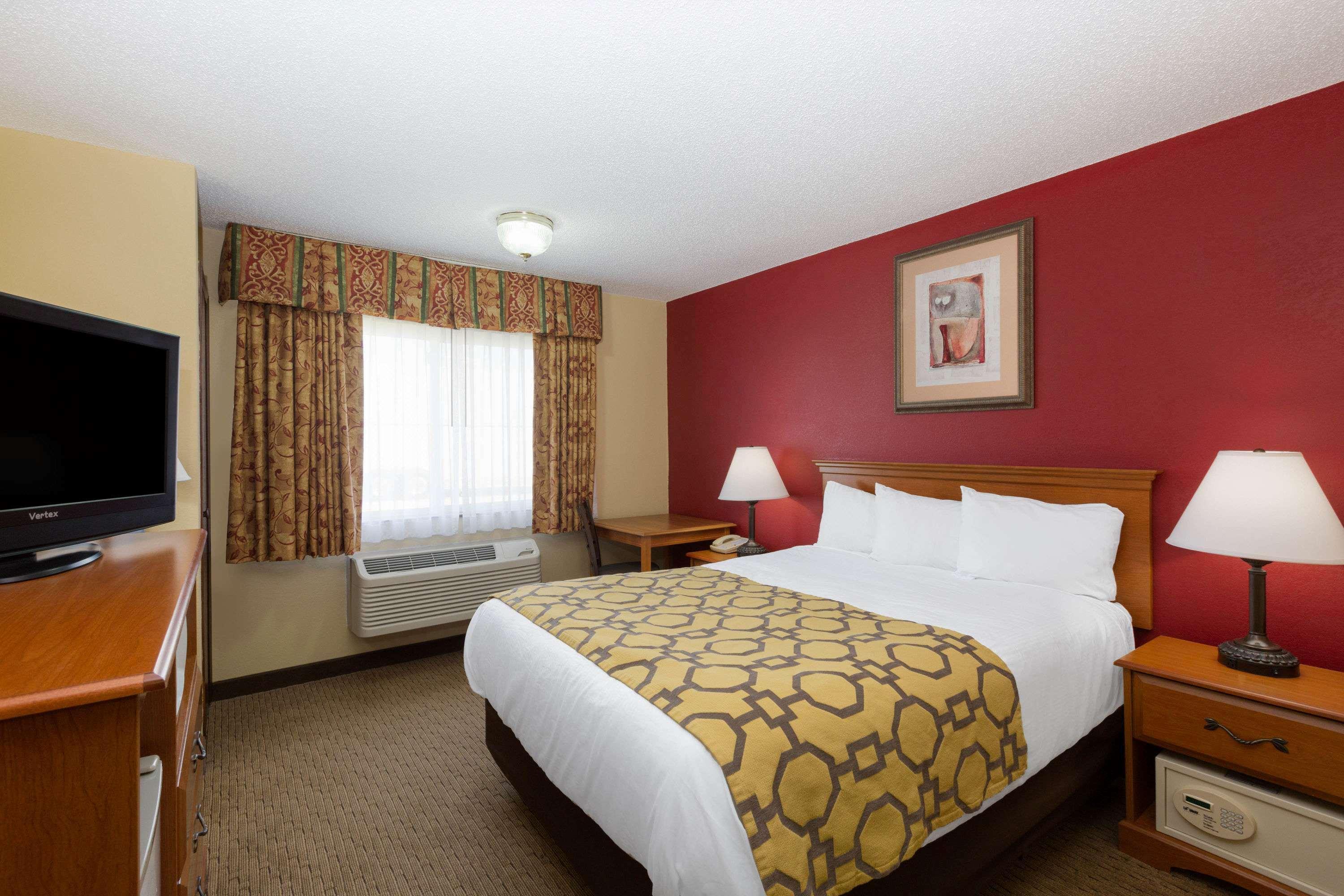 Baymont By Wyndham Fort Dodge Exterior photo