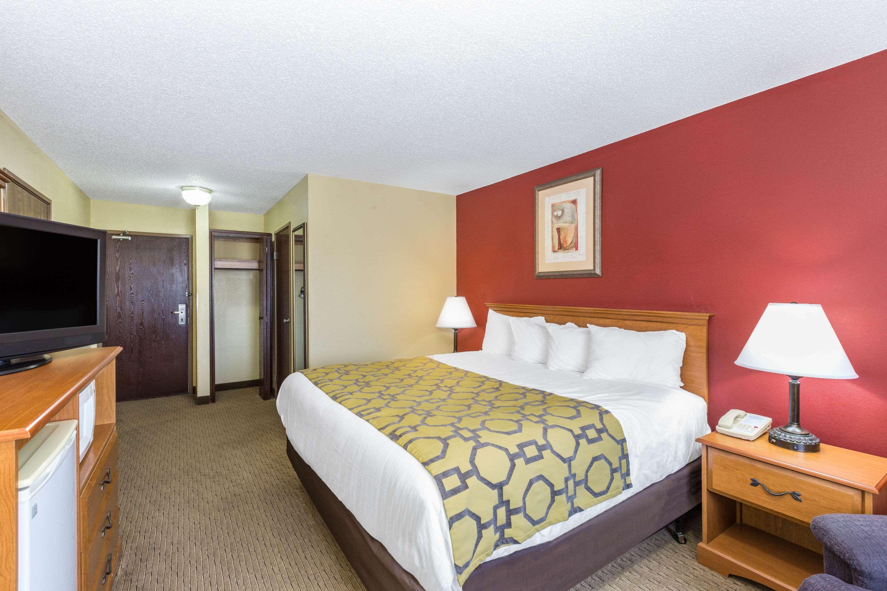 Baymont By Wyndham Fort Dodge Exterior photo